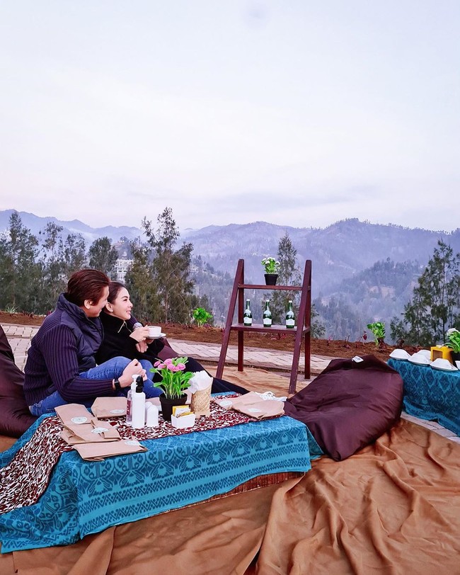 Pasangan ini menikmati pemandangan Bromo dari hotel mewahnya.  Foto: Instagram