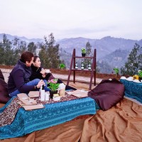 Pasangan ini menikmati pemandangan Bromo dari hotel mewahnya.  Foto: Instagram