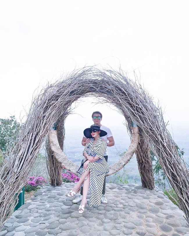 Dari Jawa Timur, Syahrini kemudian bertolak ke Jawa Tengah. Syahrini dan Reino memilih hotel di kawasan Borobudur. Meski tak datang langsung ke candi, Syahrini mengaku memilih hotel dengan pemandangan candi.  Foto: Instagram