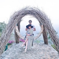 Dari Jawa Timur, Syahrini kemudian bertolak ke Jawa Tengah. Syahrini dan Reino memilih hotel di kawasan Borobudur. Meski tak datang langsung ke candi, Syahrini mengaku memilih hotel dengan pemandangan candi.  Foto: Instagram