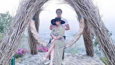 Foto: Gaya Cetar Syahrini Liburan ke Bromo & Borobudur di Tengah Pandemi
