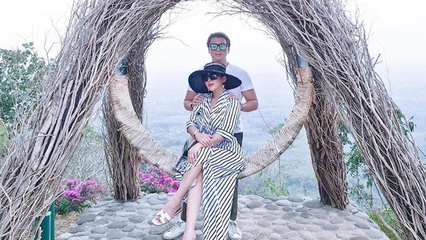 Foto: Gaya Cetar Syahrini Liburan ke Bromo & Borobudur di Tengah Pandemi