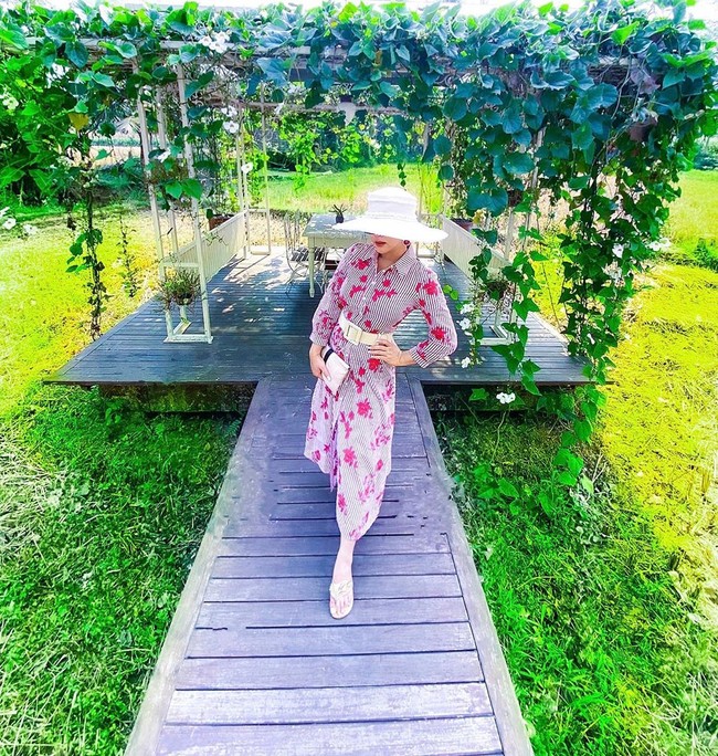 Gaya cetar Syahrini berjalan-jalan hanya di sekitaran hotel di kawasan Borobudur. Penyanyi 38 tahun itu menggunakan floral dress dari Zara.  Foto: Instagram
