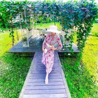 Gaya cetar Syahrini berjalan-jalan hanya di sekitaran hotel di kawasan Borobudur. Penyanyi 38 tahun itu menggunakan floral dress dari Zara.  Foto: Instagram