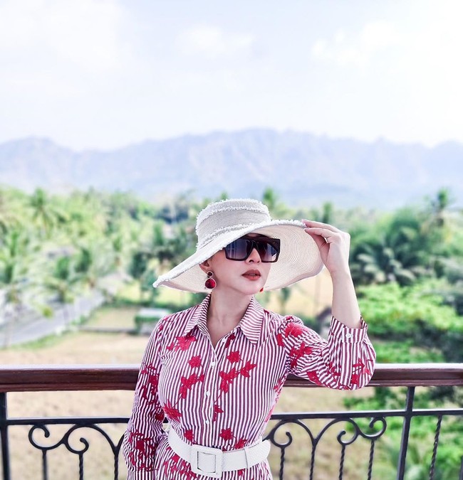 Syahrini menunjukkan foto-foto liburannya di tengah pandemi ini. Biasa berlibur ke luar negeri, kali ini Syahrini  memilih destinasi lokal. Penyanyi yang akrab disapa Incess itu berlibur ke Jawa Timur lalu bertolak ke jawa tengah. Foto: Instagram