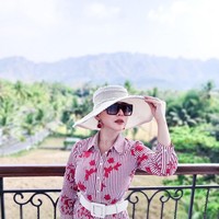 Syahrini menunjukkan foto-foto liburannya di tengah pandemi ini. Biasa berlibur ke luar negeri, kali ini Syahrini  memilih destinasi lokal. Penyanyi yang akrab disapa Incess itu berlibur ke Jawa Timur lalu bertolak ke jawa tengah. Foto: Instagram