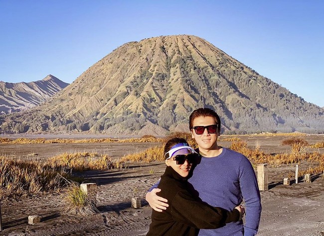 Syahrini memamerkan kemesraan bersama Reino Barack. Berpose dengan latar gunung, Syahrini menggunakan aksesori kacamata dengan penutup dari Dior.  Foto: Instagram