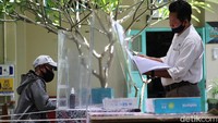 Bilik pembatas dari plastik pun dipasang guna mengantisipasi penyebaran virus Corona.