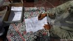 Tak Punya Ponsel Pintar, Ortu Siswa Serahkan Lembar Ujian ke Sekolah