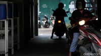 Para orang tua siswa yang telah selesai menyerahkan lembar jawaban ujian putra-putri mereka langsung meninggalkan kawasan sekolah.