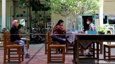 Tak Punya Ponsel Pintar, Ortu Siswa Serahkan Lembar Ujian ke Sekolah