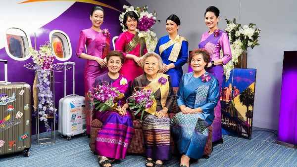 Sudah memakai kostum lengkap, wisatawan bisa berpose layaknya pramugari dalam pemotretan. (Cherdpan Werakul/Crew Journey/Facebook) Sudah memakai kostum lengkap, wisatawan bisa berpose layaknya pramugari dalam pemotretan. (Cherdpan Werakul/Crew Journey/Facebook)
