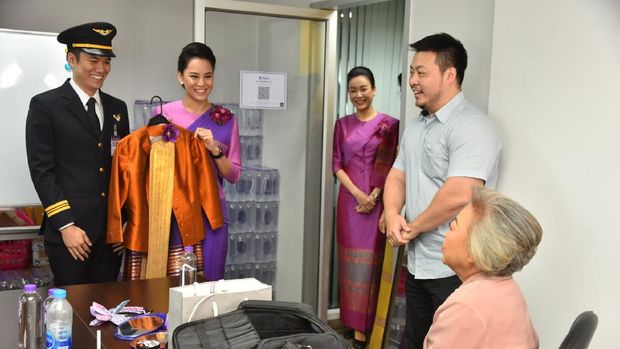 Thai Airways mengajak masyarakat untuk merasakan menjadi pramugari dalam satu hari. Maskapai yang mengajukan perlindungan kebangkrutan pada bulan Mei ini mengeluarkan program 'Jadilah Tamu Kami, Jadilah Kru Kami'.