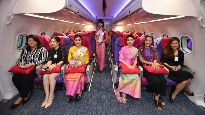 Thai Airways mengajak masyarakat untuk merasakan menjadi pramugari dalam satu hari. Maskapai yang mengajukan perlindungan kebangkrutan pada bulan Mei ini mengeluarkan program Jadilah Tamu Kami, Jadilah Kru Kami.