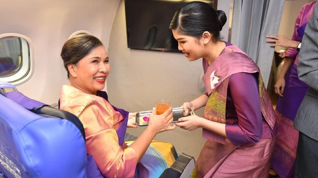 Thai Airways mengajak masyarakat untuk merasakan menjadi pramugari dalam satu hari. Maskapai yang mengajukan perlindungan kebangkrutan pada bulan Mei ini mengeluarkan program 'Jadilah Tamu Kami, Jadilah Kru Kami'.