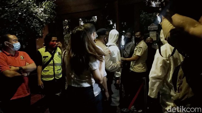 Tim COVID-19 Hunter Jatim merazia kafe Holywings Kertajaya. Puluhan KTP pengunjung hingga karyawan disita dan mereka akan mengikuti sidang Tipiring.