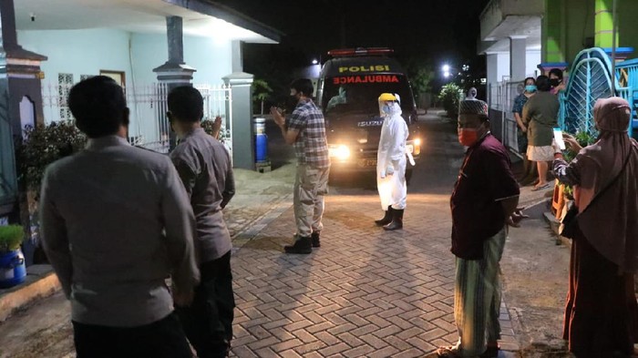 Tim COVID-19 Hunter di Jatim tak hanya menjaring pelanggar protokol kesehatan. Namun juga aktif menjemput pasien diduga positif COVID-19, yang tidak menjalani isolasi mandiri hingga yang tak memiliki tempat isolasi layak.