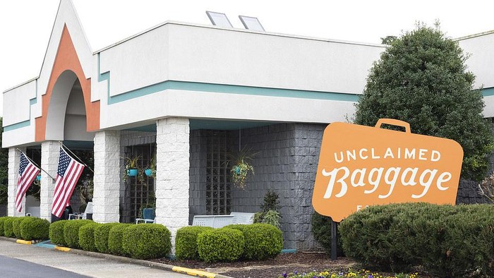Unclaimed Baggage Center Pusat bagasi yang tidak diakui oleh pemiliknya di Scottsboro, Alabama.