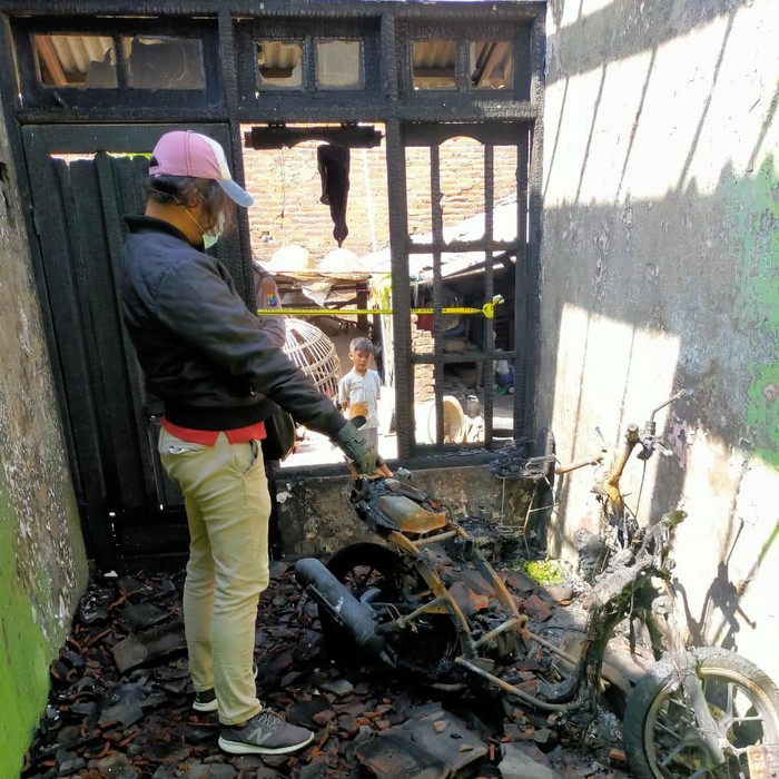 Wanita di Sidoarjo membakar rumah janda beranak tiga karena cemburu buta. Sebab, suaminya memiliki hubungan terlarang dengan janda tersebut.