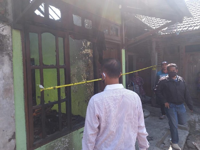 Wanita di Sidoarjo membakar rumah janda beranak tiga karena cemburu buta. Sebab, suaminya memiliki hubungan terlarang dengan janda tersebut.