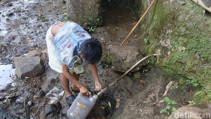 Warga Haurwangi Cianjur manfaatkan air sungai untuk mandi dan masak