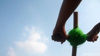 Alat pengendali layang-layang koang yang terbuat dari kayu dengan tali berukuran tebal.