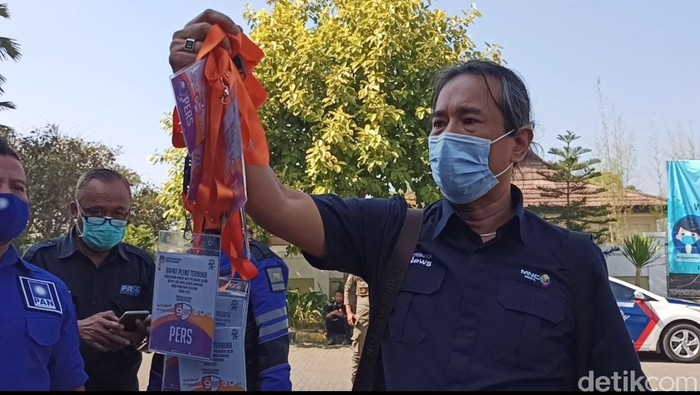 Wartawan protes karena tidak diizinkan meliput pengundian nomor urut paslon yang bertarung di Pilbup Bandung 2020.