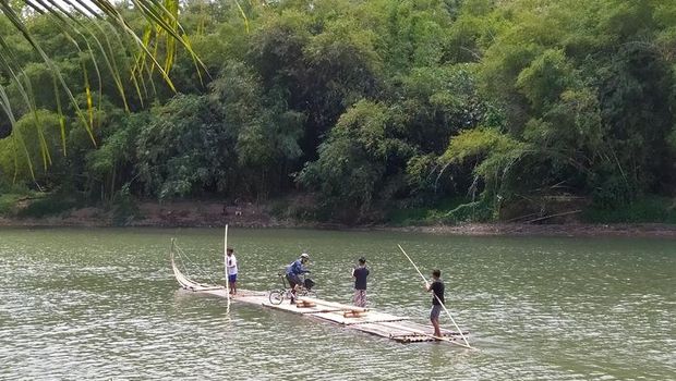 Wisata naik gethek bambu menyusuri Sungai Progo