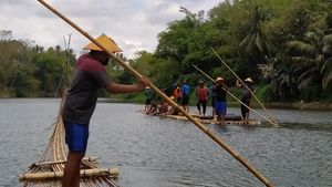 Foto: Berakit-rakit Menaklukkan Sungai Progo, Seru Banget!