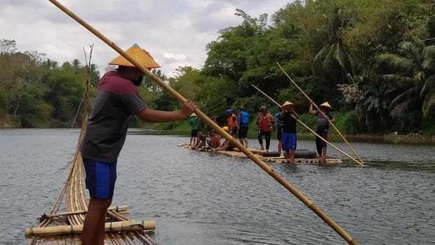 Wisata naik gethek bambu menyusuri Sungai Progo