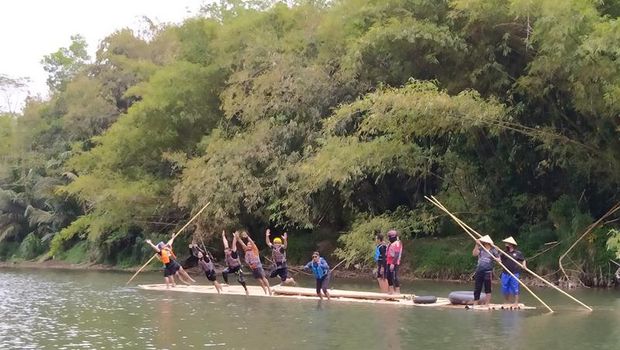 Wisata naik gethek bambu menyusuri Sungai Progo