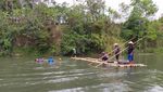 Foto: Berakit-rakit Menaklukkan Sungai Progo, Seru Banget!