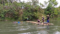 Selain naik di atas Gethek Bambu, pengunjung bisa juga menikmati menu makanan yang telah dipesan sebelumnya. Untuk makan di atas gethek tergantung pada menu yang dipesan. Untuk makanan mulai dari harga Rp 25.000 sampai Rp 100.000.