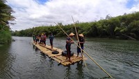Tak jauh dari Candi Borobudur, ada wisata anti mainstream yang layak traveler coba. Mengarungi Sungai Progo dengan naik gethek bambu. Wisata Gethek Bambu ini berada di Dusun Pucungan, Desa Candirejo, Kecamatan Borobudur. 