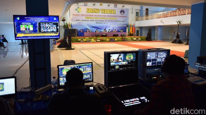 Politeknik Kesehatan (Poltekkes) Surabaya menggelar wisuda ke-19. Wisuda yang diikuti 1.657 wisudawan dari 7 jurusan dan 22 program studi ini, digelar secara daring karena dalam situasi pandemi COVID-19.