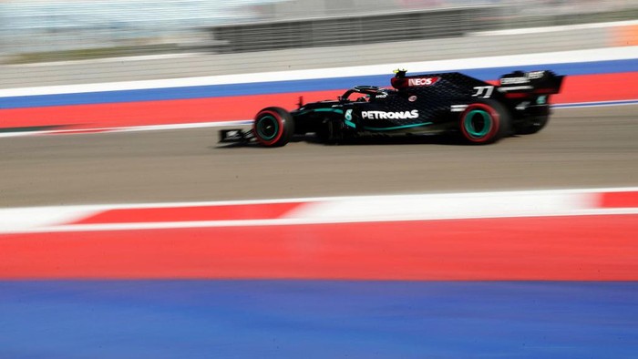 SOCHI, RUSSIA - SEPTEMBER 25: Valtteri Bottas of Finland driving the (77) Mercedes AMG Petronas F1 Team Mercedes W11 on track during practice ahead of the F1 Grand Prix of Russia at Sochi Autodrom on September 25, 2020 in Sochi, Russia. (Photo by Pavel Golovkin - Pool/2020 Getty Images)
