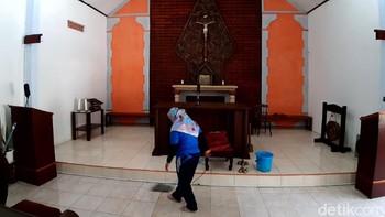 Warga di Kabupaten Semarang bergotong royong bersihkan masjid serta kapel yang berada di kawasan itu. Aksi itu jadi bentuk toleransi antar umat beragama di sana. Foto: Akbar Hari Murti/Dok. Detikcom