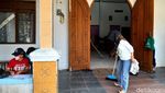 Adem Banget, Warga Semarang Bahu Membahu Bersihkan Masjid-Kapel