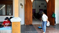 Kepala Desa (Kades) Gedong, Banyubiru, Kabupaten Semarang, Suradi menyebut Kapel Fransiskus Xaverius XVII dan Masjid Al Muttaqin dibangun sekitar 1980-an. Selama puluhan tahun juga, masyarakat Gedong juga hidup berdampingan.