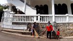 Adem Banget, Warga Semarang Bahu Membahu Bersihkan Masjid-Kapel
