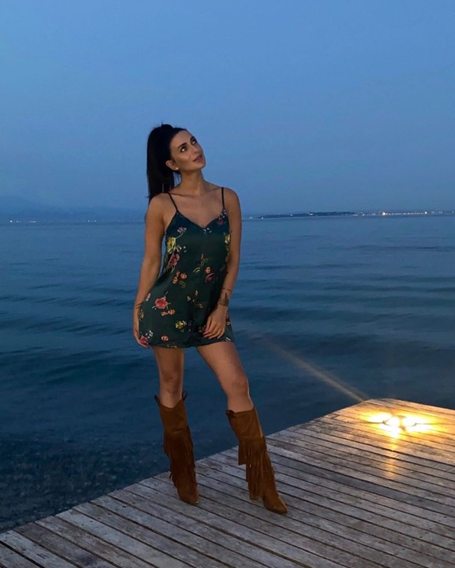 Pertunangan Alessia Messina dan Mario Balotelli pertama kali dilaporkan majalah Italia Chi. Kabarnya, Mario melamar Alessia di sebuah restoran di Sisilia. (Foto: Instagram/@_alessiamessina_real)