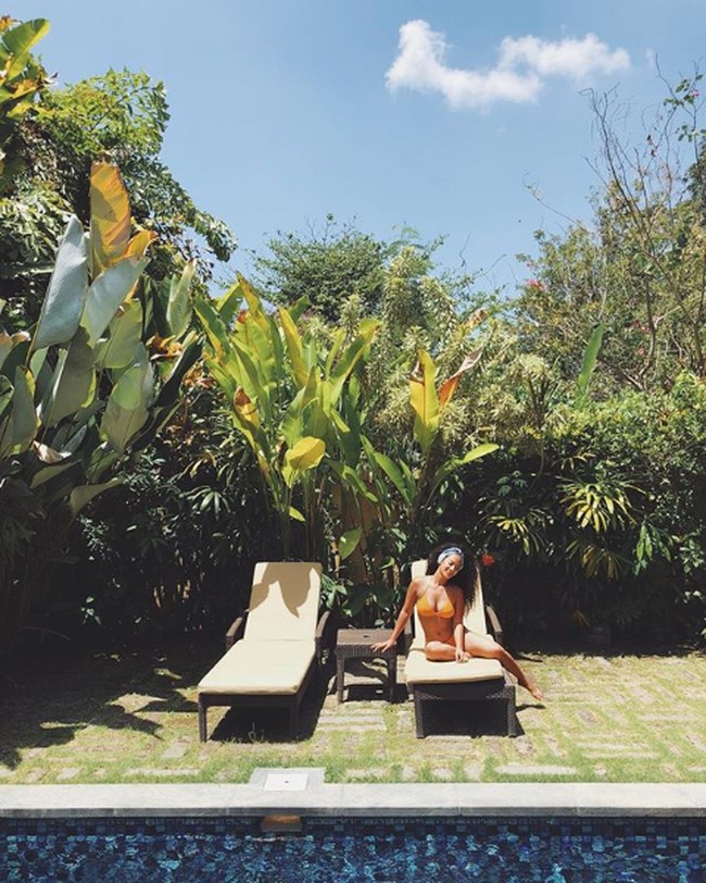 Tara Basro memamerkan fotonya ketika sedang berpose di bawah sinar matahari di Canggu, Bali. Aktris Perempuan Tanah Jahanam ini menunjukkan kecantikan kulitnya dengan bikini two pieces berpalet oranye. Vitamin D, tulisnya di caption foto Instagram. Foto: Instagram