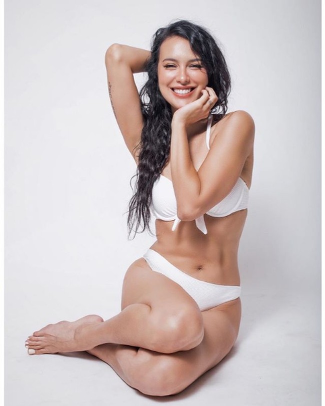 Di usia 50 tahun, Sophia Latjuba masih tampil dengan tubuh yang fit dan kencang. Dia pun tampak percaya diri saat pemotretan memakai bikini putih yang memperlihatkan perut rata. Foto: Instagram