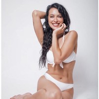 Di usia 50 tahun, Sophia Latjuba masih tampil dengan tubuh yang fit dan kencang. Dia pun tampak percaya diri saat pemotretan memakai bikini putih yang memperlihatkan perut rata. Foto: Instagram