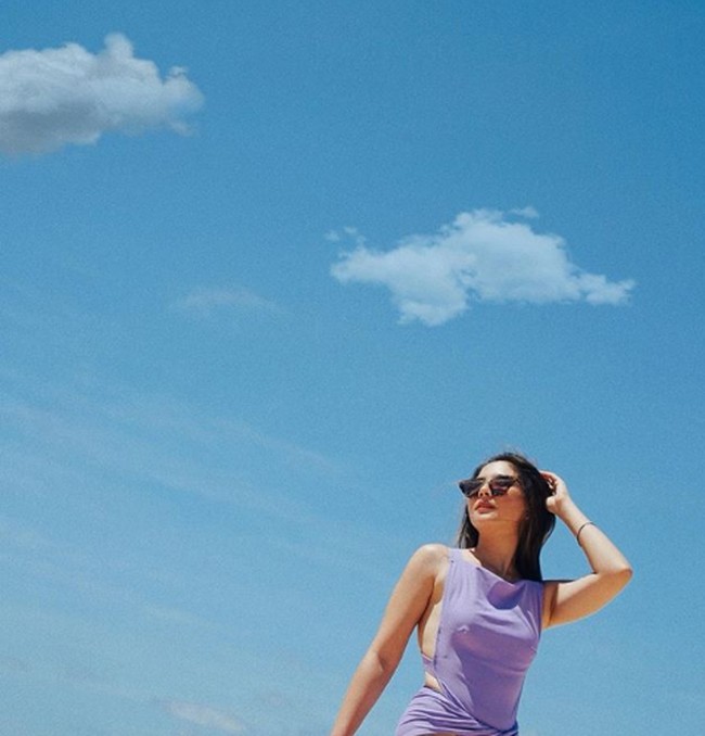 Jessica Mila memakai busana renang warna lilac ketika berpose di pantai. Pakaian renang yang seksi dengan aksen belahan cut-out membuat netizen berkomentar ingin auto zoom. Foto diambil ketika bintang Imperfect ini liburan di Bali. Foto: Instagram