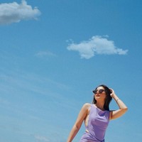 Jessica Mila memakai busana renang warna lilac ketika berpose di pantai. Pakaian renang yang seksi dengan aksen belahan cut-out membuat netizen berkomentar ingin auto zoom. Foto diambil ketika bintang Imperfect ini liburan di Bali. Foto: Instagram