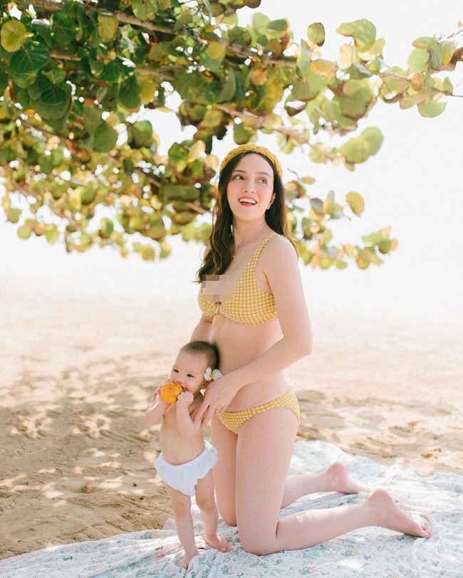 Mengenakan bikini kuning motif gingham, Shandy Aulia pose bersama putri pertamanya. Ia tampil vintage a la pin-up girl dengan aksesori rambut berupa bandana. Foto: Instagram