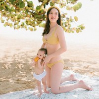 Mengenakan bikini kuning motif gingham, Shandy Aulia pose bersama putri pertamanya. Ia tampil vintage a la pin-up girl dengan aksesori rambut berupa bandana. Foto: Instagram
