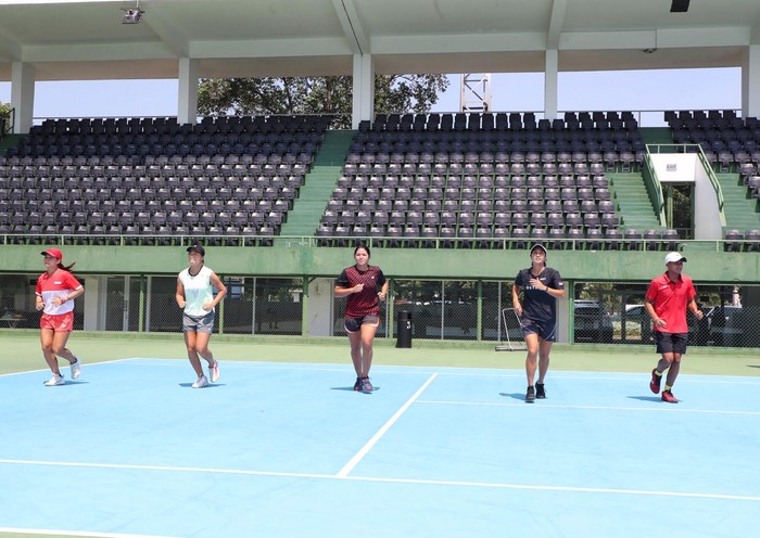 Atlet melakukan latihan olahraga