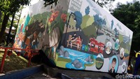 Mural itu bergambar Balai Kota Bandung dengan latar Jembatan Pasopati, Menara Masjid Agung dan rimbunan pepohonan.